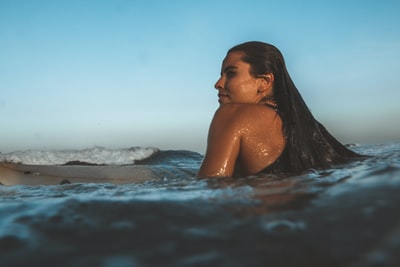 白天在水中赤裸上身的女人